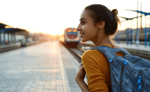 Jeune fille sur le quai d'une gare