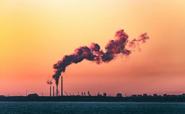 Image d'une usine qui pollue avec de la fumée